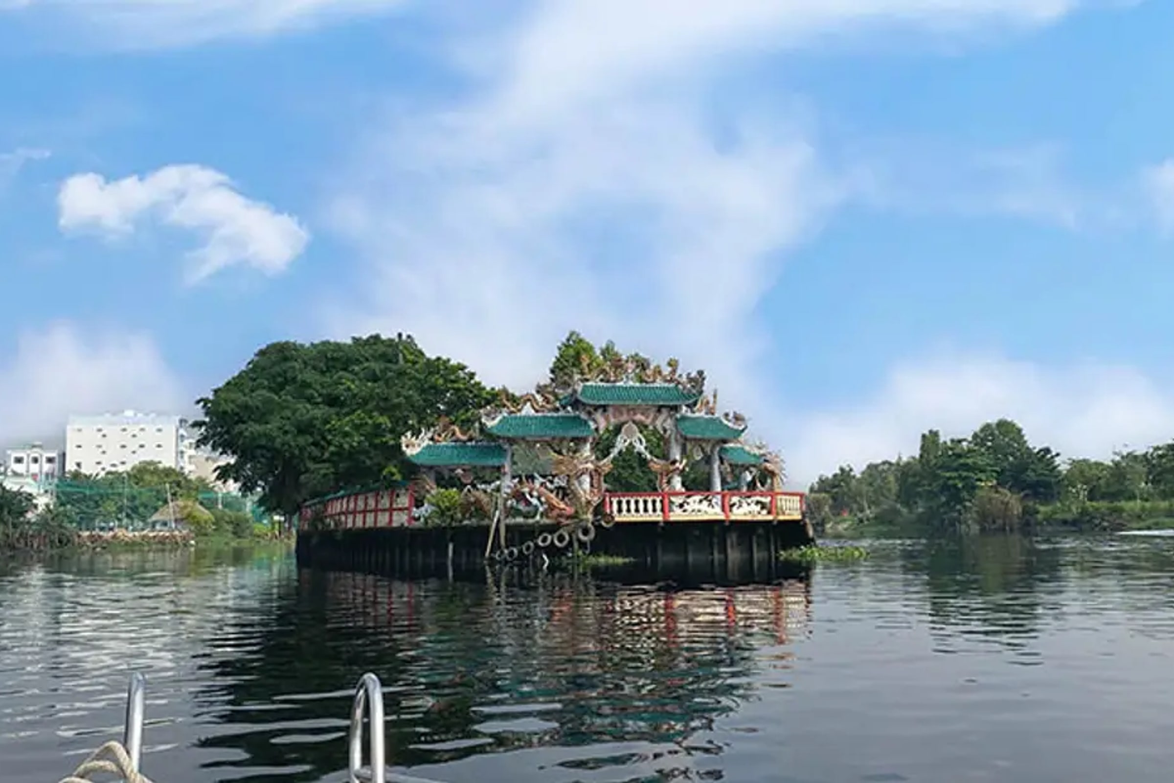 Dragon Floating Temple Sightseeing by Luxury Speedboat